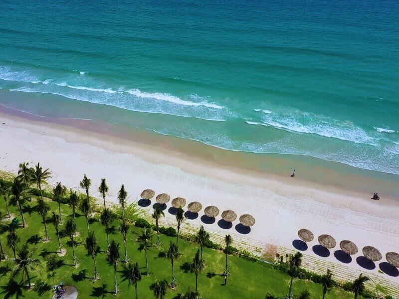 Nằm trên bãi biển tuyệt đẹp của Bãi Dài