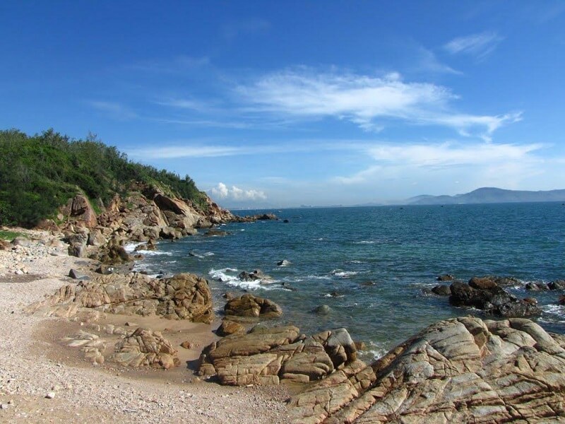 Những ghềnh đá nhấp nhu tạo nên một không gian hùng vĩ