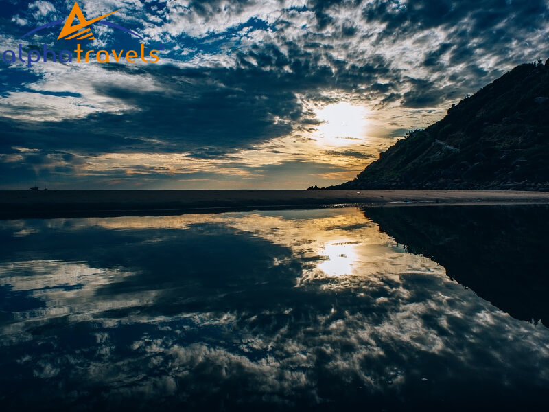 Bãi Môn là địa điểm ngắm bình minh đầu tiên nước ta