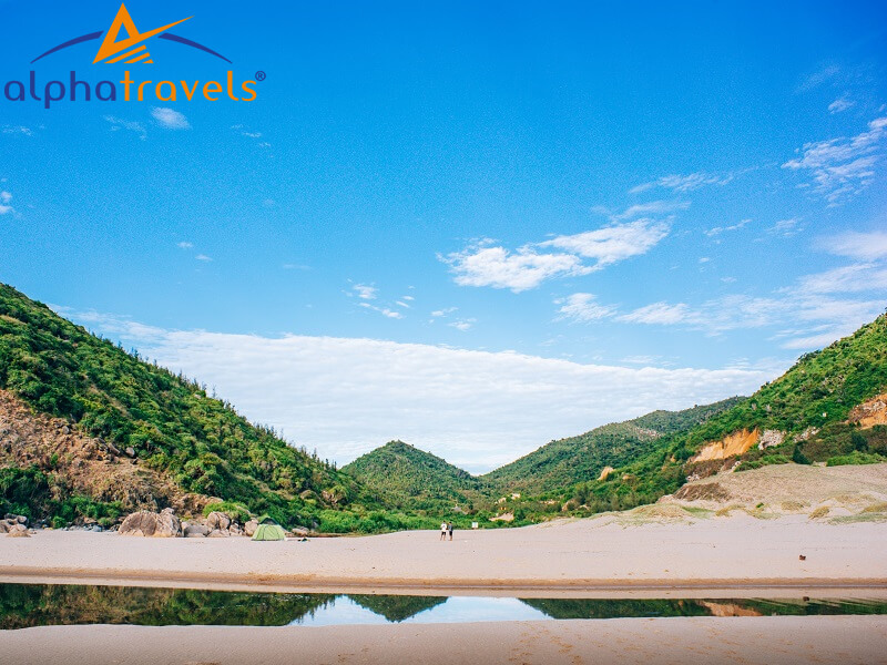 Bãi cát trắng mịn hấp dẫn mọi du khách đến đây