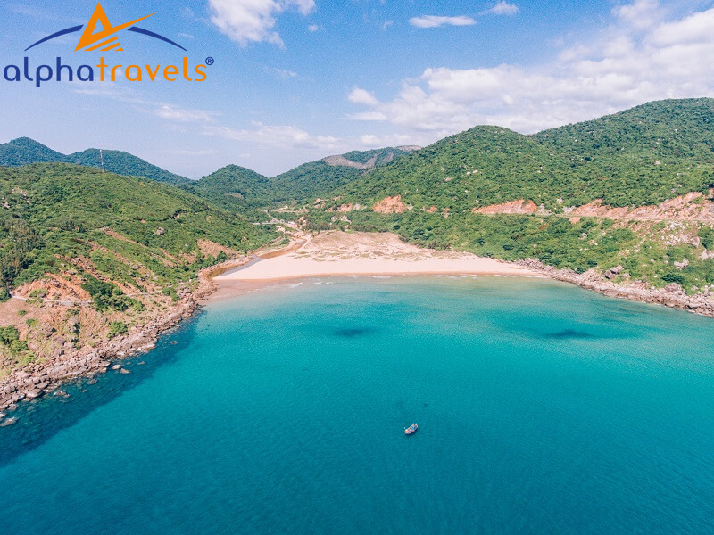 Nhìn từ xa Bãi Môn như một cánh cung khủng lồ