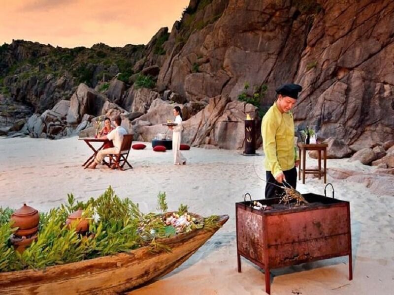 Thưởng thức bữa ăn trên biển với sự phục vụ chuyên nghiệp