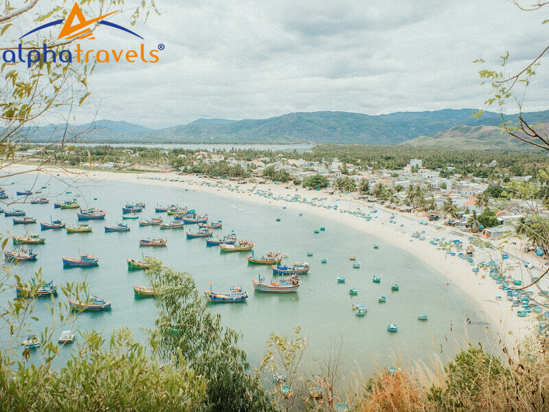 Không gian mát mẻ, làn nước xanh mát biển Vịnh Hòa