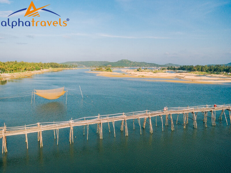 Vẻ đẹp yên bình, mộc mạc cây cầu gỗ