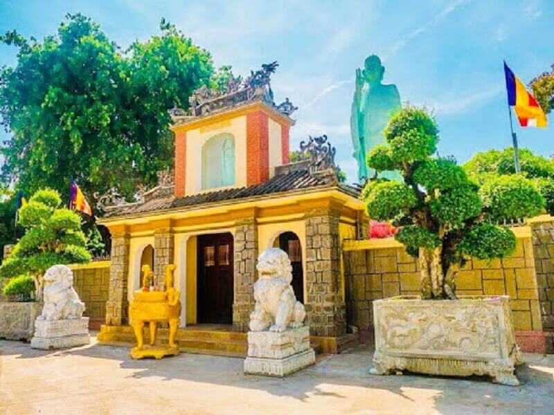 Phía trước cổng tam quan chùa Long Khánh