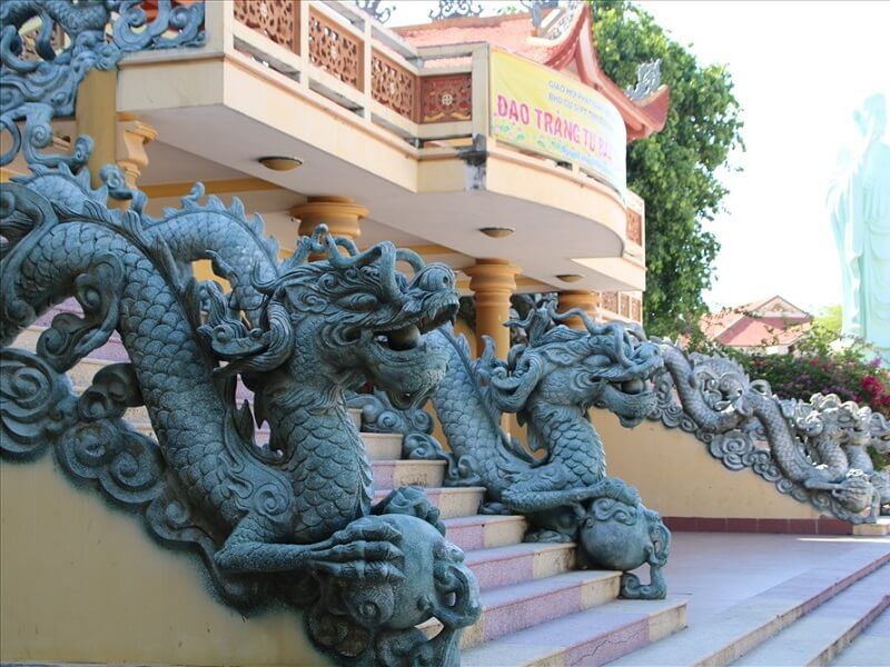 Trước chính điện 2 con rồng uốn lượn đầy trang nghiêm