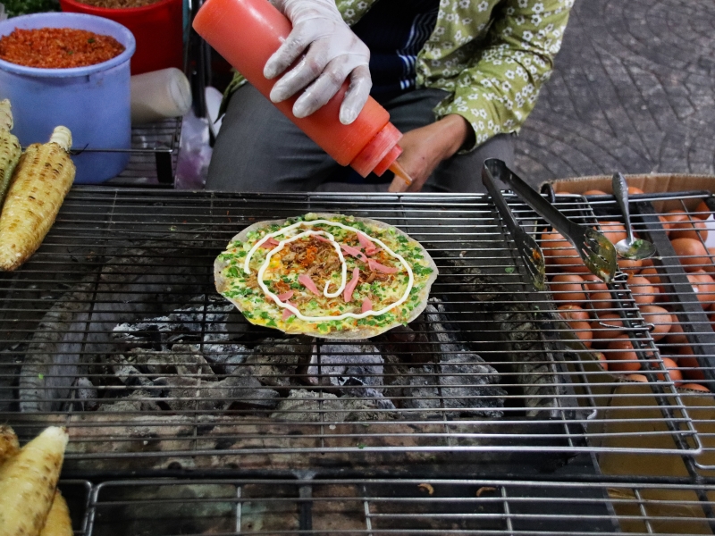 Ăn bánh tráng nướng món ăn nên thử khi đến Đà Lạt
