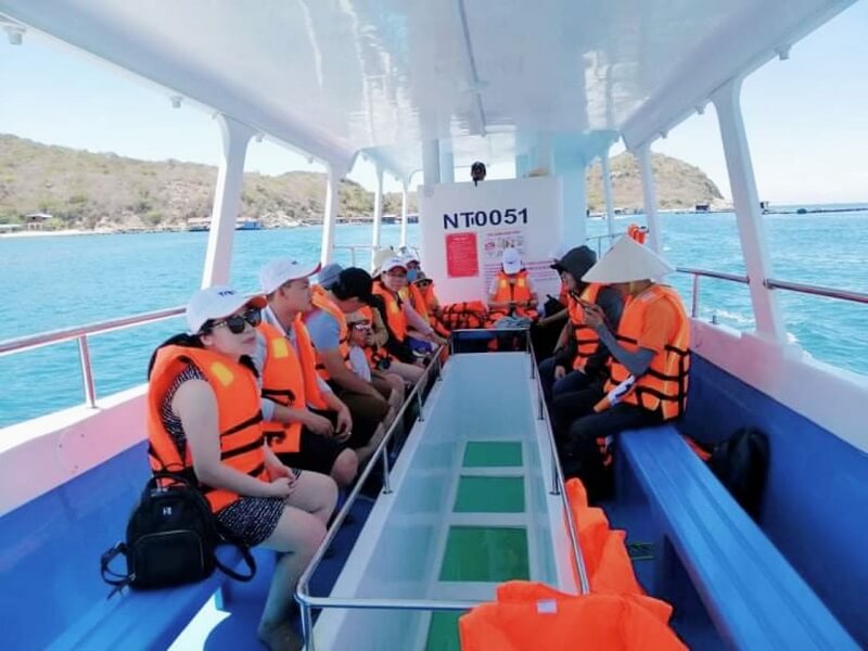 Ngắm nhìn đại dương trên tàu đáy kính