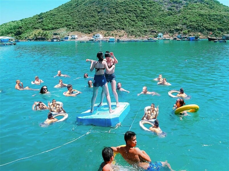 Bar nổi trên biển