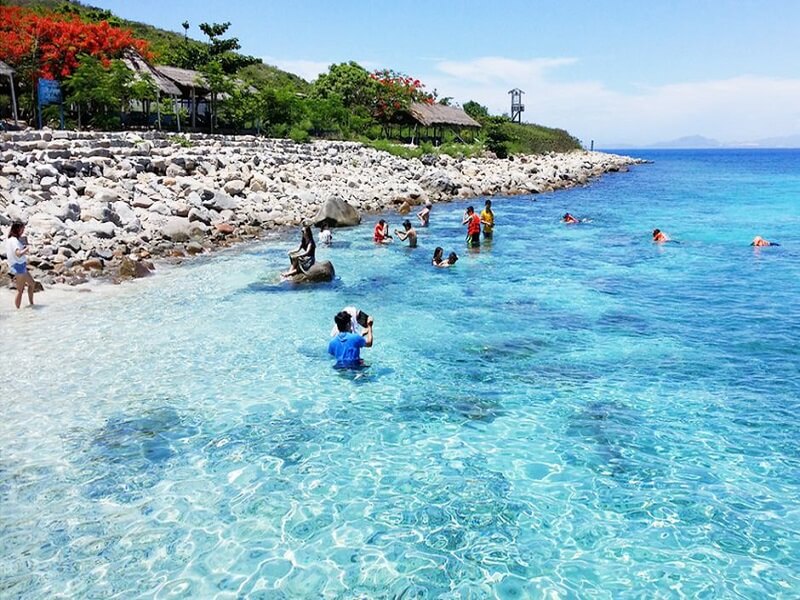 Hòa mình vào làn nước trong xanh Hòn Mun