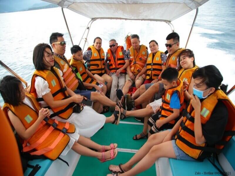 Thuê Cano ra đảo tham quan tự túc