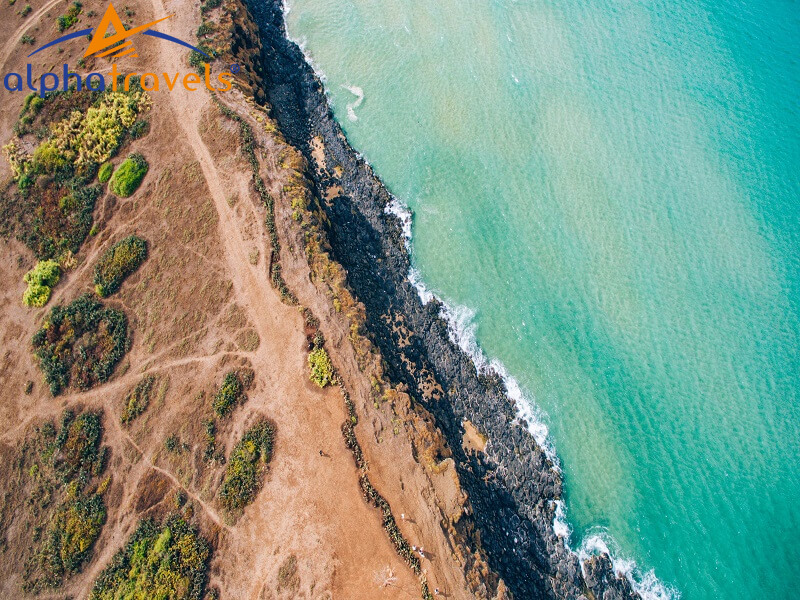 Nhìn từ trên xuống những bãi đá đen huyền bí