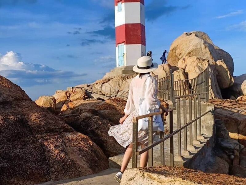 Ngọn Hải Đăng sừng sững giữa thiên nhiên