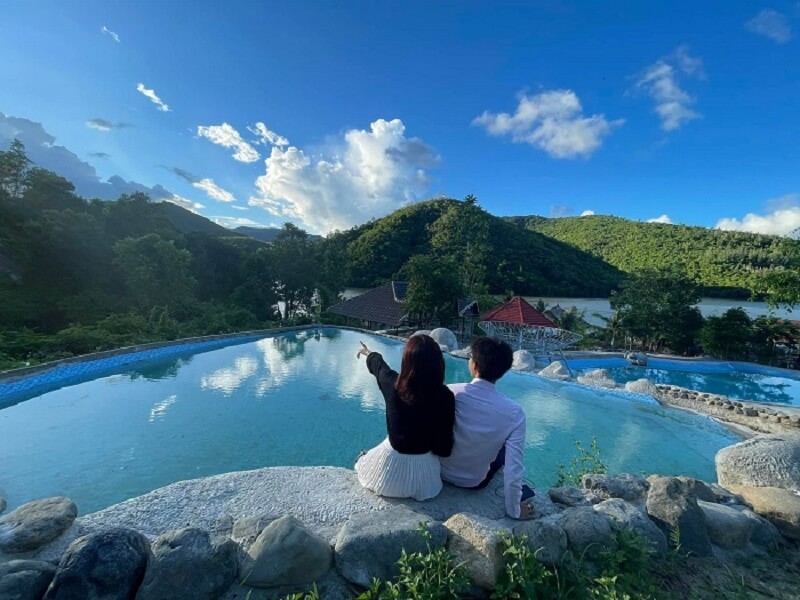 Trải nghiệm tắm hồ bơi, phơi nắng