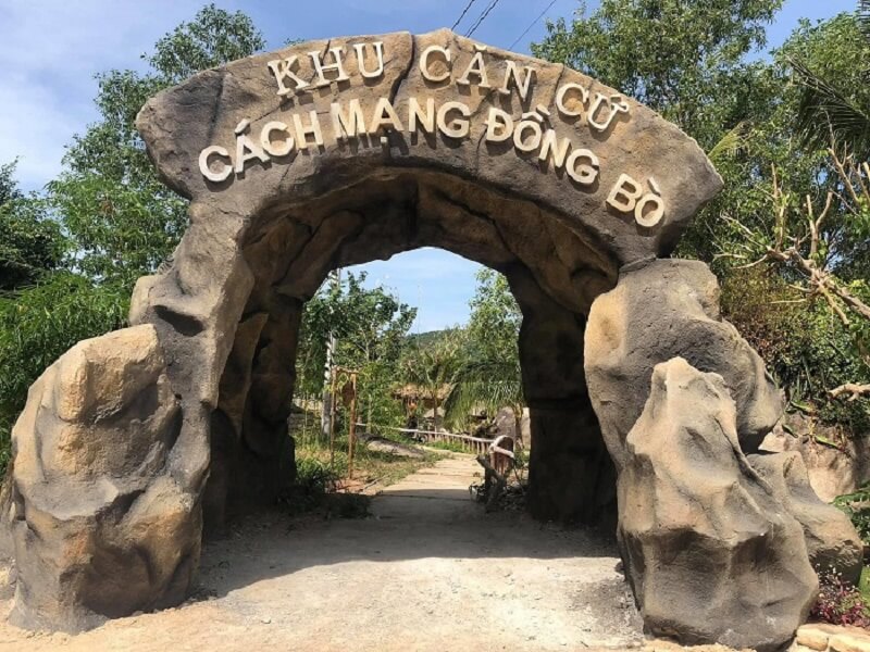 Tham quan khu di tích Đồng Bò