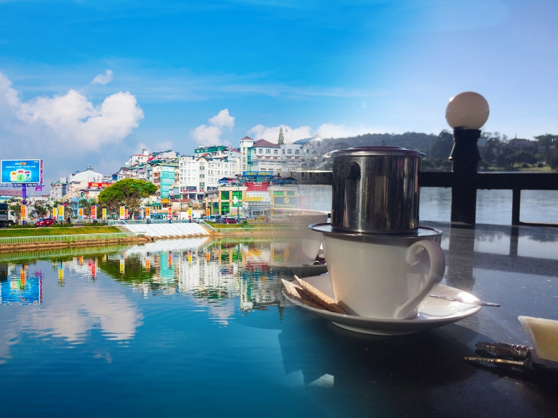 Nhâm nhi tách cà phê và tận hưởng vẻ đẹp yên bình của đêm Đà L