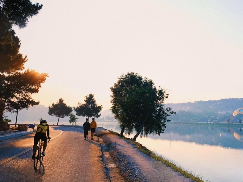 Đạp xe quanh hồ Xuân Hương, tận hưởng không gian yên bình của Đà Lạt