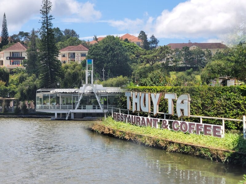 Cafe Thủy Tạ – Vẻ đẹp thanh lịch giữa lòng hồ Xuân Hương Đà Lạt