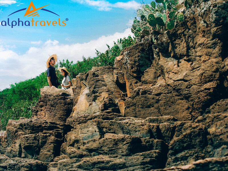 Nhưng vách đá cheo leo, hùng vĩ giữa đại dương