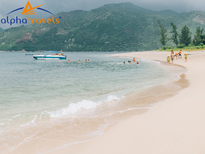 Bờ cát trắng phau cùng làn nước xanh mát tại Hòn Nưa