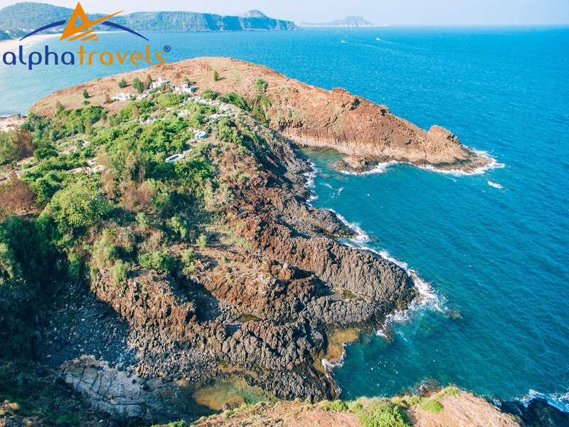 Hòn Yến nằm giữa đại dương bao la hùng vĩ