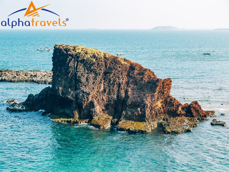 Hòn Yến giữa biển xanh đầy thơ mộng