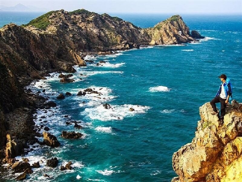 Leo núi trên Mũi Vi Rồng