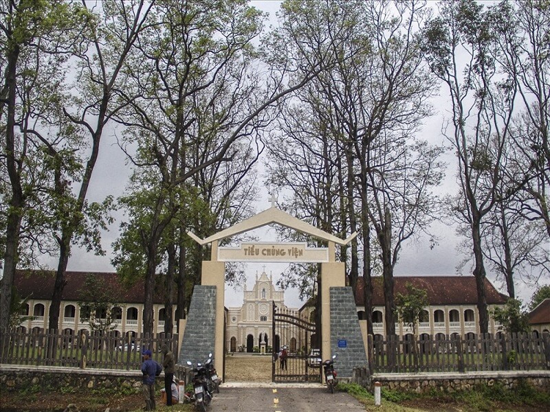 Nhà thờ Lòng Sông - công trình kiến trúc hàng trăm năm tuổi