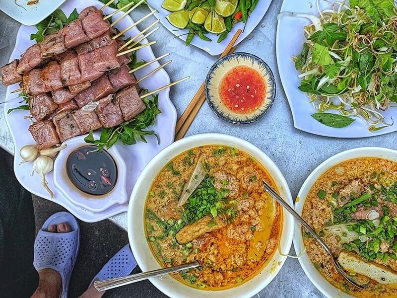 Con đường ăn vặt Phan Bội Châu Quy Nhơn