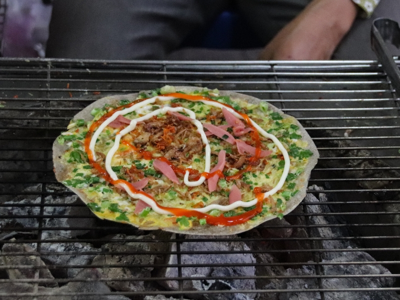 Thưởng thức món bánh tráng nướng giòn rụm