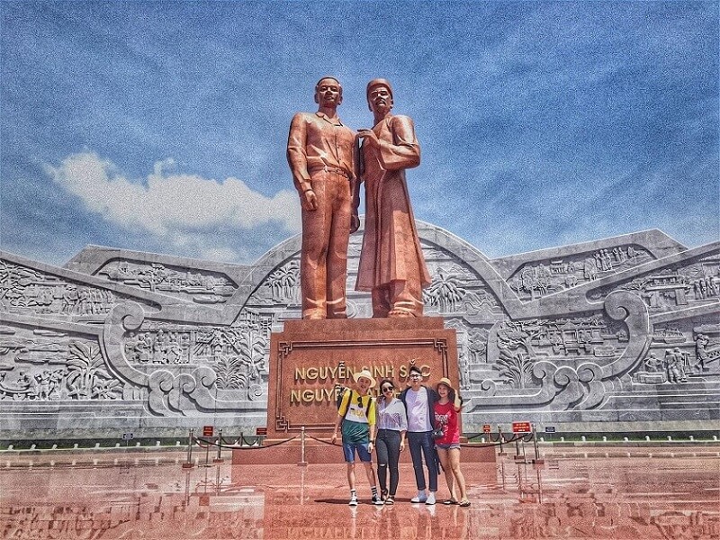 Bức phù điêu hình vòng cung, được làm từ đá xanh