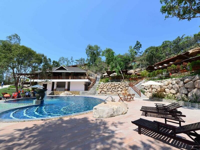 Thỏa sức ngâm mình dưới hồ bơi mát lạnh