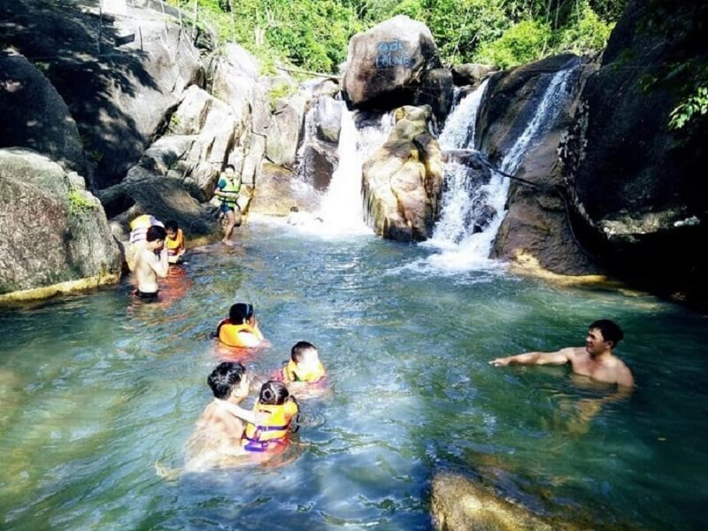 Hòa mình vào nước trong xanh