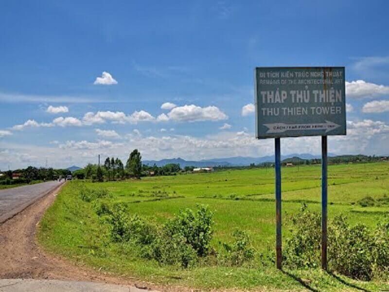 Đường đi đến Tháp Thủ Thiện