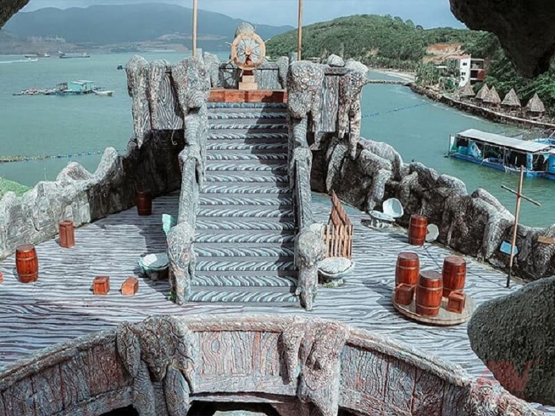 Phía trước con tàu khổng lồ