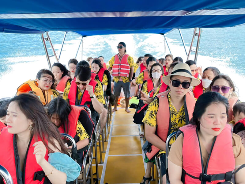 Quý khách sẽ di chuyển Cano cao tốc ra đảo