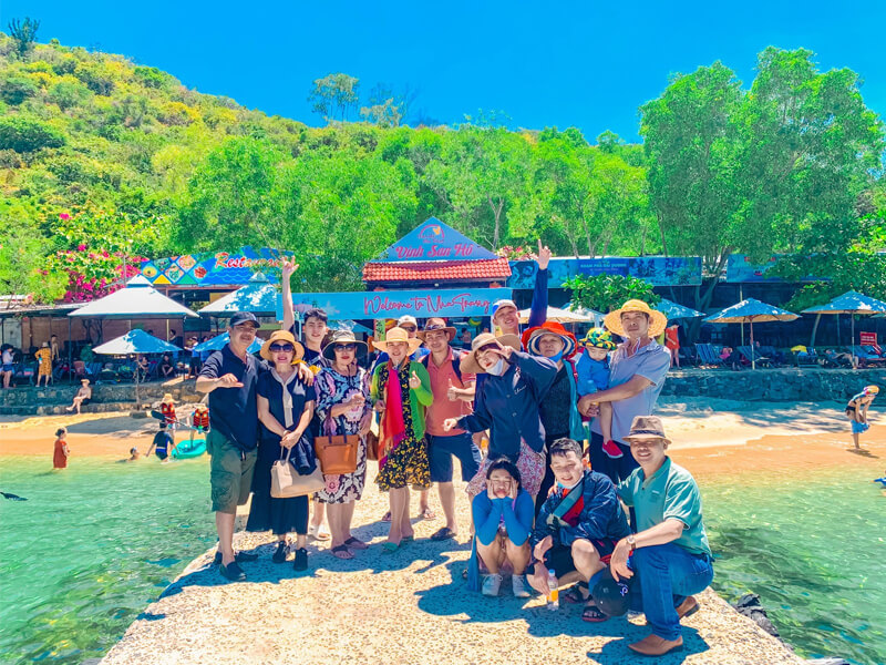 Du khách check-in Vịnh San Hô