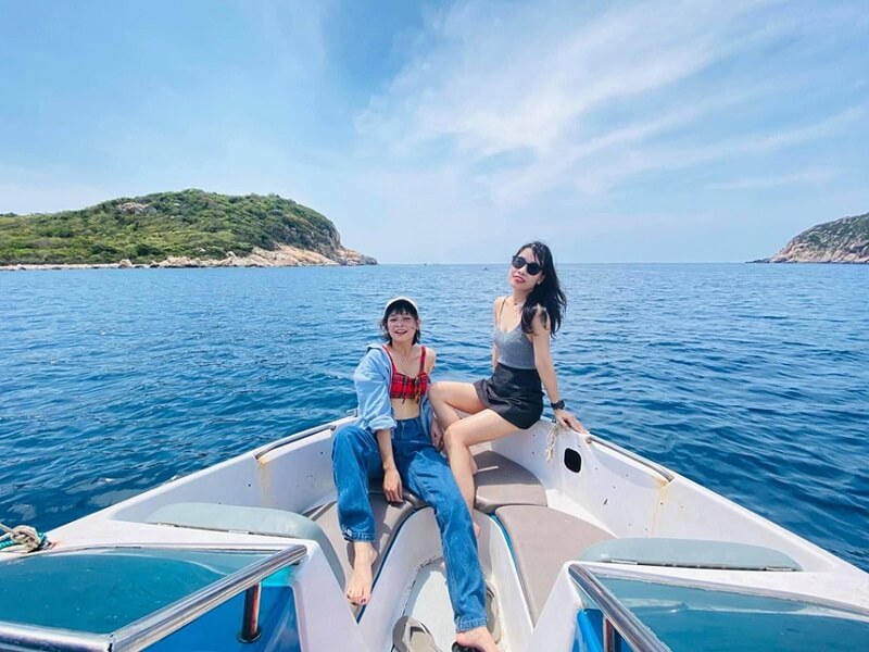 Thuê Cano đi tham quan Vịnh